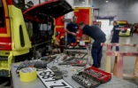 Des mécaniciens réparent un camion de pompiers endommagé par les incendies de forêt de l'été, dans l'atelier de logistique et de maintenance du SDIS 33 à Bordeaux, le 16 septembre 2026 en Gironde