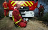 Des sapeurs-pompiers de la Brigade de sapeurs-pompiers de Paris se reposent à Marcheprime, à l’ouest de Bordeaux, le 26 juillet 2026, alors qu’un incendie de forêt ravage la forêt au nord du bassin d’Arcachon (Gironde) depuis le 22 juillet