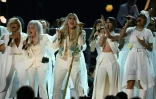Kesha (C) chante ntourée de Bebe Rexha, Cindy Lauper, Camila Cabello et Andra Day lors des 60e Grammy Awards le 28 janvier 2018 à New York
