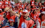 Des enseignants et des membres de syndicats de l'éducation manifestent et appellent à la démission du ministre de l'Education après des fusillades dans des écoles, le 16 avril 2026 à Ankara, en Turquie