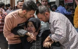 Des Palestiniens pleurent la mort de l'un des leurs dans une frappe israélienne, le 10 mai 2023 devant la morgue d'un hôpital à Khan Younis