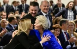 La présidente de la Commission européenne Ursula von der Leyen (D) embrasse la première dame ukrainienne Olena Zelenska, sous les yeux du président ukrainien Volodymyr Zelensky et du chancelier allemand Olaf Scholz, lors d'une conférence à Berlin le 11 juin 2024