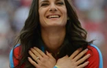 La perchiste russe Yelena Isinbayeva sourit sur le podium après sa médaille d'or aux Mondiaux  d'athlétisme, le 15 août 2013 à Moscou