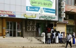 Des habitants de Khartoum font la queue pour retirer de l'argent devant une banque au Soudan, le 12 juin 2019