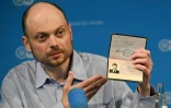 L'opposant russe Vladimir Kara-Mourza montre son passeport lors d'une conférence de presse à Bonn, le 2 août 2024 en Allemagne, au lendemain de sa libération dans le cadre d'un échange de prisonniers entre la Russie et l'Occident