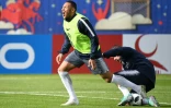 Les Français Corentin Tolissso (g) et Antoine Griezmann à l'entraînement, le 11 juin 2018 à Istra, près de Moscou