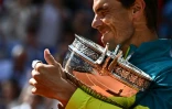 Rafael Nadal, la Coupe des Mousquetaires dans les bras, le 5 juin 2022 après son 14e titre à Roland-Garros, décroché sans frémir face au Norvégien Casper Ruud en trois sets, 6-3, 6-3 6-0