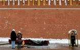 Des femmes de Russes mobilisés pour combattre en Ukraine déposent des fleurs sur la flamme du soldat inconnu sous les murs du Kremlin, en signe de protestation pour demander le retour de leurs maris du front, le 6 janvier 2024 à Moscou