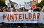 Derrière une banderole du mouvement #Unteilbar ("indivisible" en français), des milliers de personnes ont manifesté le 24 août 2019 à Dresde (est) contre le racisme et l'extrême droite - dont le parti semble bien placé pour les prochaines élections locales