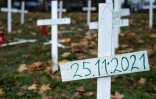 Une croix symbolique en hommage à la 29e femme tuée est érigée au parc Auer-Welschbach à Vienne, en Autriche, le 30 novembre 2021