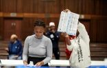 Dépouillement des bulletins de vote à Durban, le 29 mai 2024 en Afrique du Sud