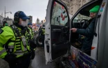 La police dans les rues d'Ottawa, occupées par des manifestants anti-mesures sanitaires, le 16 février 2022