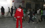 Des secouristes évacuent des blessés sur le lieu de l'explosion, à Mogadiscio le 28 février 2019