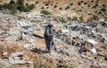 Un Palestinien marche au milieu des décombres du hameau de Khallet Al-Dabaa, en Cisjordanie occupée, le 6 mai 2025, après la destruction par les forces israéliennes des habitations de ce village