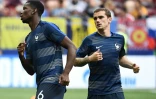 Paul Pogba (à gauche) et Antoine Griezmann à l'échauffement avant la finale de la Coupe du monde en Russie remportée par la France face à la Croatie (4-2) le 15 juillet 2018 au stade Luzhniki de Moscou