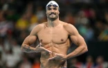 Le Français Florent Manaudou participe à l'échauffement avant une épreuve de natation lors des Jeux olympiques de Paris 2024 à la Paris La Defense Arena à Nanterre, à l'ouest de Paris, le 29 juillet 2024