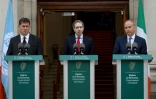Le Premier ministre irlandais Simon Harris (au centre), le ministre des Affaires étrangères irlandais Michel Martin (à droite) et celui des Transports Eamon Ryan lors d'un discours annonçant la reconnaissance d'un Etat palestinien, le 22 mai 2024 à Dublin