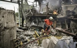 Un pompier ukrainien en action dans une usine bombardée par les forces russes à Bakhmout, dans la région de Donbass, dans l'est de l'Ukraine, le 27 mai 2022