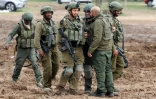 Des soldats israéliens se déploient près de la frontière avec la bande de Gaza au sud d'Israël, le 14 décembre 2023, pendant que les affrontements se poursuivent avec les combattants du Hamas palestinien