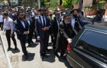 Une foule en deuil suit le corbillard transportant le cercueil du rabbin Eli Schlanger, tuĂ© lors de lâattaque de la plage de Bondi du 14 dĂ©cembre, lors de ses funĂ©railles Ă la synagogue Chabad de Bondi Ă Sydney, le 17 dĂ©cembre 2025