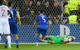 Le gardien de la Juventus Gianluigi Buffon arrête un penalty du Lyonnais Alexandre Lacazette, le 18 octobre 2016 à Lyon