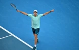 Le joueur de tennis polonais Hubert Hurkacz célèbre sa victoire contre le Français Arthur Cazaux en huitièmes de finale de l'Open d'Australie à  Melbourne le 22 janvier 2024