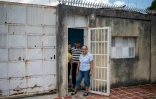 Les parents de Marcel Maldonado devant leur maison Ă Maracay au Venezuela, le 7 novembre 2023