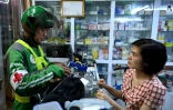 Pham Quoc Viet achète des produits de premiers secours dans une pharmacie, le 12 mai 2020  