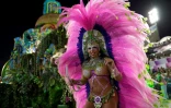 Une danseuse de l'école de samba Mangueira défile sur le sambodrome, le 5 mars 2019 lors du Carnaval de Rio