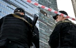 Des agents de police bouclent la zone autour d'un immeuble de bureaux d'un quartier d'affaires de la capitale russe endommagé après une attaque de drone, le 1er août 2023 à Moscou