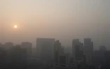 Couché de soleil sur Pékin plongé dans une atmosphère polluée, le 18 ajnvier 2020