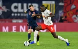 Le défenseur français de Leipzig, Ibrahima Konate, aux prises avec l'attaquant polonais du Bayern Munich, Robert Lewandowski, lors de leur match de Bundesliga, le 14 septembre 2019 à Leipzig