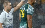 L'arbitre Ben O?Keeffe exclut l'Australien Lukhan Salakaia-Loto pour un plaquage haut contre l'Argentine lors de la dernière journée du Rugby championship le 5 décembre 2020 à Sydney