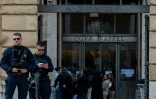 Des CRS montent la garde devant le tribunal d'Aix-en-Provence où se déroule le procès des membres présumés de l'organisation de trafic de drogue DZ Mafia, le 23 mars 2026 dans les Bouches-du-Rhône