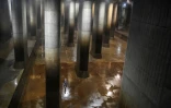 Un employé dans le gigantesque complexe souterrain de Kasukabe, qui protège Tokyo des inondations, le 3 septembre 2020 au Japon
