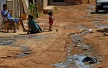 Des enfants jouent près d'un écoulement d'eaux usées dans une rue de Santa Luzia, près de Brasilia, le 3 août 2020