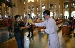 Un prêtre et une fidèle dans une église de Manille le 2 septembre 2020