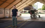 Le président ukrainien Volodymyr Zelensky devant un F-16 danois à la base aérienne de Skrydstrup, le 20 août 2023 à Vojens, au Danemark