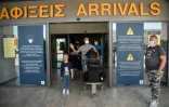 Un touriste quitte l'aéroport international de Heraklion sur l'île de Crète le 14 mai 2021