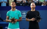 Le vainqueur du tournoi ATP de Winston-Salem, le Français Adrian Mannarino (D) et son adversaire en finale, le Serbe Laslo Djere, le 27 août 2022
