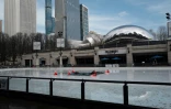 L'eau stagne à la surface de la patinoire du Millennium Park lors d'une journée d'hiver exceptionnellement chaude le 27 février 2024 à Chicago, Illinois