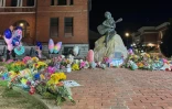 Au pied de la statue de Dolly Parton, des fleurs déposées en hommage le 25 août 2026 à Sevierville (Etats-Unis)