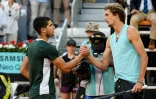 Carlos Alcaraz (g) vainqueur de l'Allemand Alexander Zverev en finale du tournoi de Madrid, le 8 mai 2022