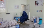 Une mère et son nouveau-né à la maternité gérée par Médecins sans frontières, le 8 décembre 2023 à Khost, en Afghanistan