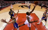 Le leader des Raptors Kawhi Leonard monte au lay-up dans la raquête de Golden State, en match 2 de la série des finales NBA, le 2 juin 2019 à Toronto