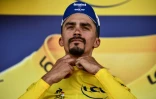 Julian Alaphilippe toujours en jaune sur le podium de la 4e étape du Tour de France à Nancy, le 9 juillet 2019