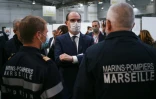 Le Premier ministre Jean Castex discute avec des marins-pompiers dans un centre de vaccination à Marseille, le 13 décembre 2021
