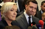 Jordan Bardella, à droite et à sa gauche Marine Le Pen, le 26 février 2026, à Paris