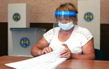 Une femme compte les bulletins de votes dans un village moldave le 11 juillet 2021