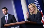 Kirstjen Nielsen (D), alors ministre de la Sécurité intérieure, et Kevin K. McAleenan, alors chef du service américain des douanes et de protection des frontières (CPB) à la Maison Blanche à Washington, DC le 18 juin 2018